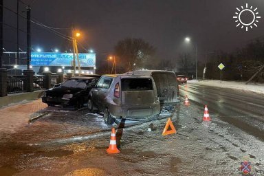 На юге Волгограда при обгоне водитель покорежил четыре автомобиля