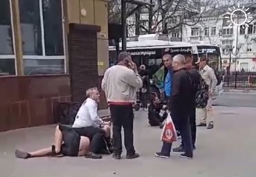 Одного унесли на носилках: несколько человек подрались у рынка в Новороссийске