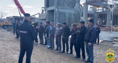 На стройке в Лабинском районе задержали 13 мигрантов-нелегалов