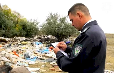 Россельхознадзор обнаружил в Астраханской области 5 участков сельхозугодий, которые завалили мусором