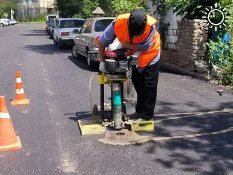 В Астрахани производят вырубку свежеуложенного асфальта