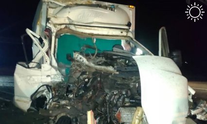 Два грузовика столкнулись ночью на трассе в Краснодарском крае, есть погибший