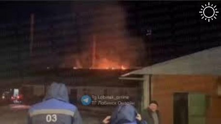 ​На Кубани потушили горящую крышу хлебозавода в станице Вознесенской