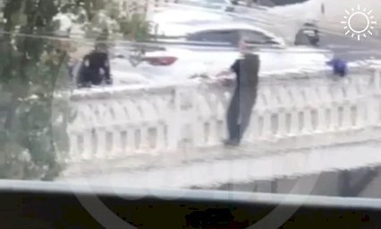 Полицейские уговорили туриста слезть с виадука в Сочи