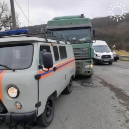 В Новороссийске спасатели помогли завести фуру и предотвратили пробку на трассе