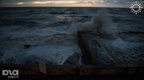 В Сочи объявили штормовое предупреждение и закрыли зимние пляжи