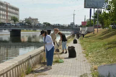 В Астрахани городские набережные зачищают от мусора