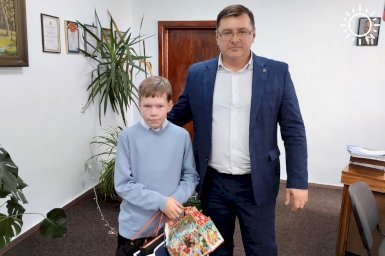 Школьник из Приазовья к Новому году получил в подарок мяч с автографами футболистов «Зенита»