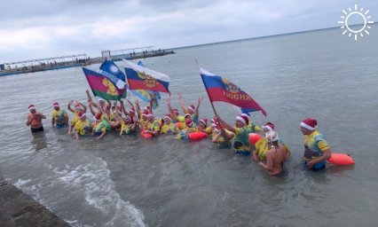 Предновогодний заплыв Дедов Морозов-моржей прошел в Анапе