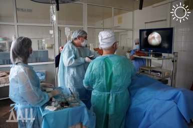 Медики в Мариуполе спасли жизнь девочки, повредившей почку при падении с высокой горки