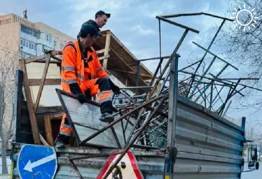 В Астрахани на Кировском рынке демонтировали незаконные прилавки