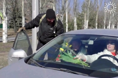 «Цветы для автоледи»: в Мариуполе сотрудники МВД поздравили тюльпанами женщин-водителей