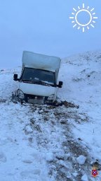 Под Волгоградом на федеральной трассе грузовик слетел в кювет, водитель выжил