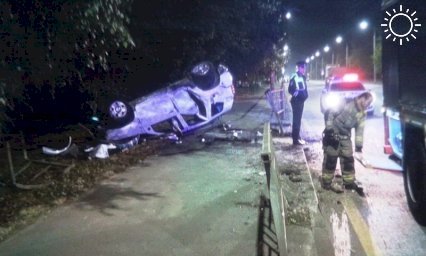 Молодой водитель погиб, врезавшись в металлическое ограждение в Краснодаре