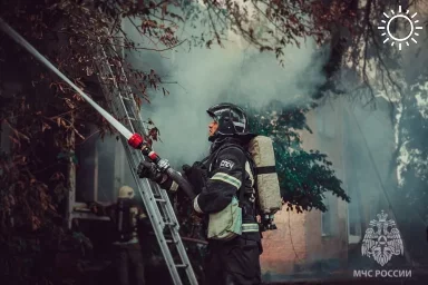 В Ленинском районе Астрахани сгорел дом: есть жертвы
