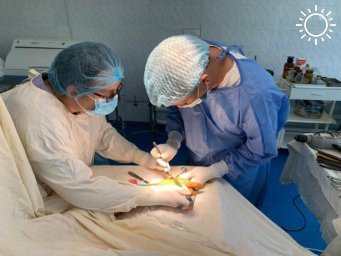 Хирург из Адыгеи провел первую операцию в Генической больнице
