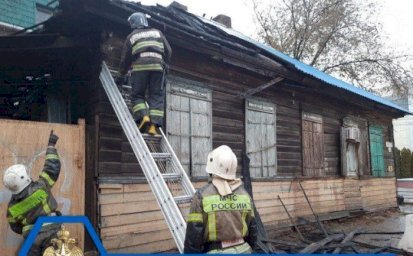 Сегодня утром в центре Астрахани загорелся одноэтажный жилой дом