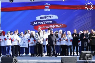 В Волгограде Медведев призвал сплотиться и дать отпор новым фашистам