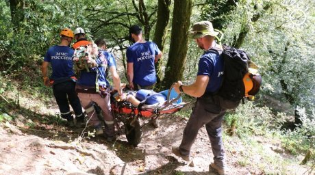 В горах Сочи спасатели эвакуировали 20-летнего туриста, который ранил ногу топором