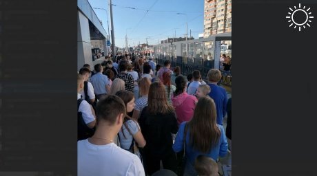 На трамвайных остановках улицы Московской в Краснодаре утром скопились толпы жителей