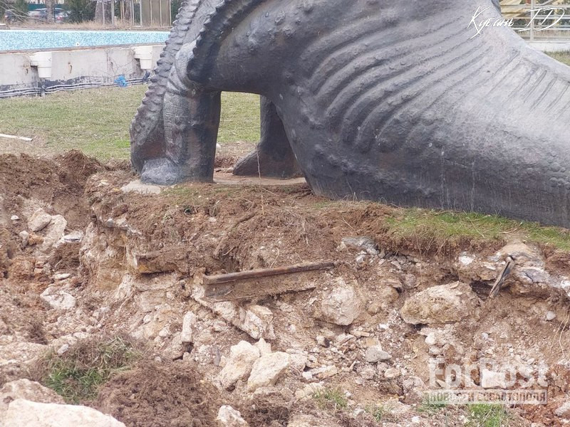 крым саки скульптура динозавр бронтик