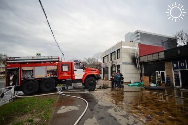 Пожарные ликвидировали горение магазина в Майкопе