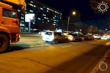 На Спартановке в Волгограде грузовик протаранил три легковушки