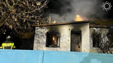 Два человека погибли на пожаре в частном доме в Евпатории