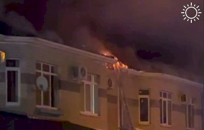 В Краснодаре 20 человек эвакуировали во время крупного пожара в таунхаусе