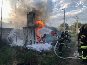 В Волгограде вспыхнула трансформаторная подстанция: фото с места ЧП