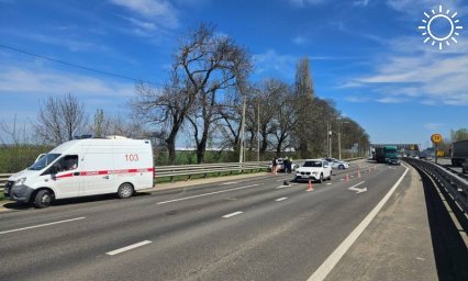 Мотоциклист протаранил иномарку в пригороде Краснодара, пострадали два человека