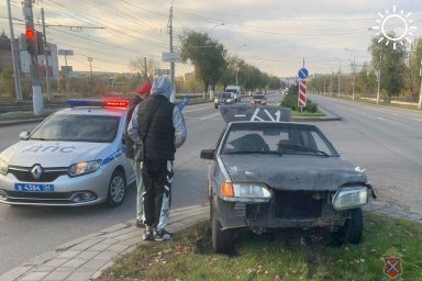В машине, которая сгорела в Волгограде на дороге, находился молодой водитель без прав