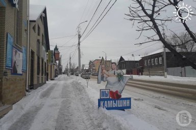 В Камышине заметили раздетого мужчину, гуляющего на морозе