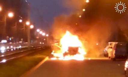 Улицу Краснодара на время перекрыли из-за сгоревшего автомобиля