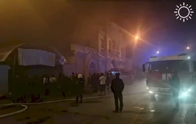 В Астрахани поздно вечером пылал торговый павильон на Больших Исадах