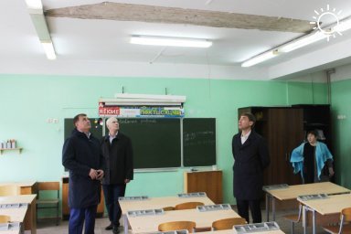 Глава Тахтамукайского района Адыгеи посетил школу, где с потолка частично обрушилась штукатурка