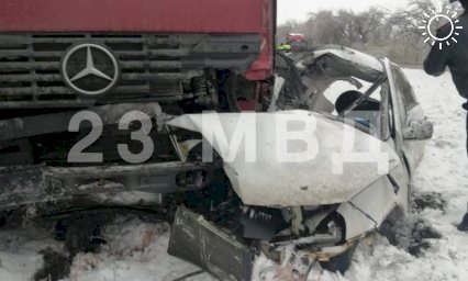 Три человека погибли в ДТП с фурой на заснеженной трассе в Краснодарском крае