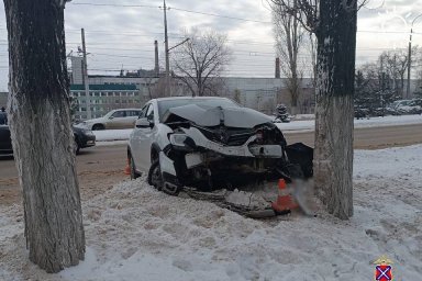 В Волгограде на Первой продольной женщина на белой иномарке врезалась в дерево