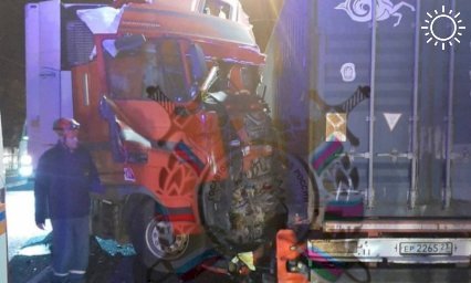 Водитель погиб при столкновении грузовиков в Крымском районе