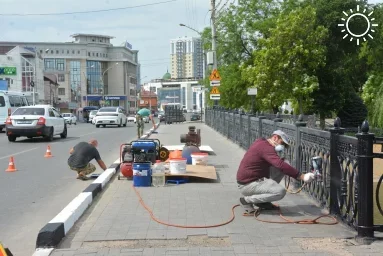 В Астрахани чистят и латают мосты