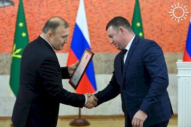 Глава Адыгеи вручил государственные награды России и республики деятелям различных сфер