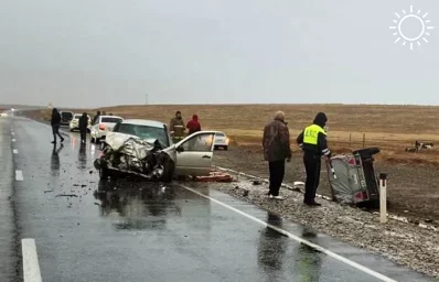 Под Астраханью в лобовом ДТП погибли водитель и пассажирка «Лады»