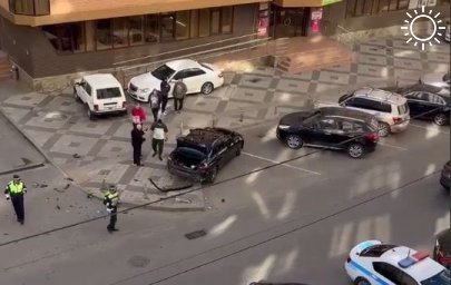 Водитель иномарки разбил припаркованную во дворе BMW в Краснодаре и скрылся