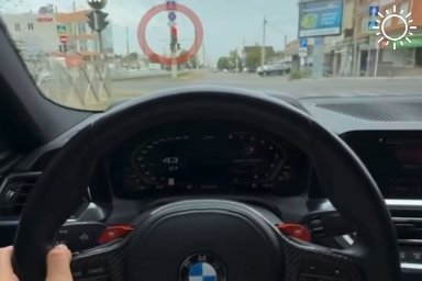 Полиция Краснодара проверит проехавшую на красный девушку на BMW