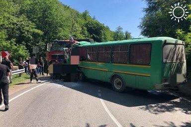 Водитель вахтового автобуса погиб в ДТП с грузовиком в Туапсинском районе