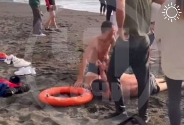 На пляже в Сочи спасли мужчину, который пошел купаться в шторм