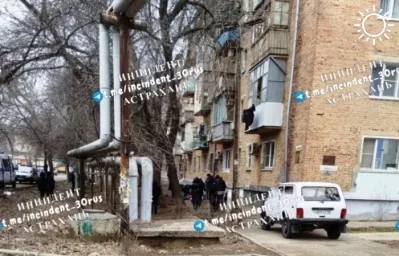 В Астрахани находившийся подшофе 43-летний мужчина насмерть разбился, выпав с балкона третьего этажа