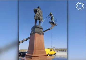 Астраханским памятникам устроили контрастный душ