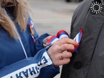 В Луганске раздают ленты-триколоры к десятой годовщине начала Русской весны