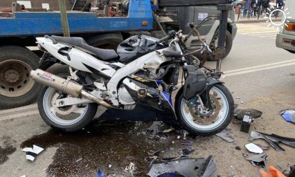Мотоциклист погиб, врезавшись на большой скорости в автобус в Ейске